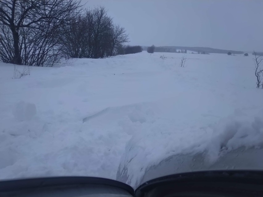 Dramatyczne sceny pod Krynkami. Samochody toną w śniegu, bo pługi przegrywają z naturą 