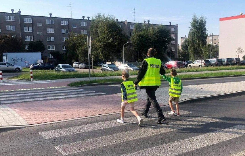 Z policjantem bezpieczniej. Przedszkolaki z PP 10 w Radomsku uczyły się zasad ruchu drogowego [ZDJĘCIA]