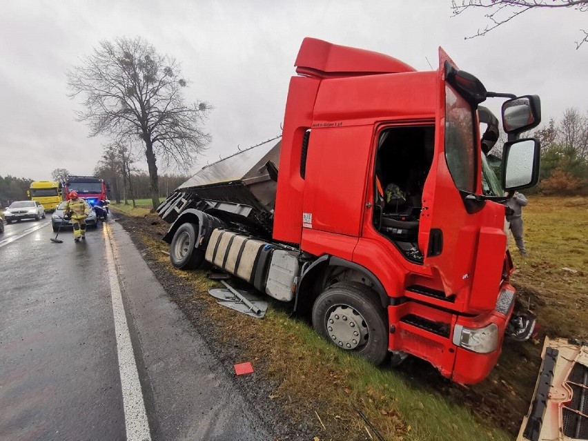 Opoczyńscy strażacy usuwali skutki kolizji i wypadków na drogach w powiecie opoczyńskim