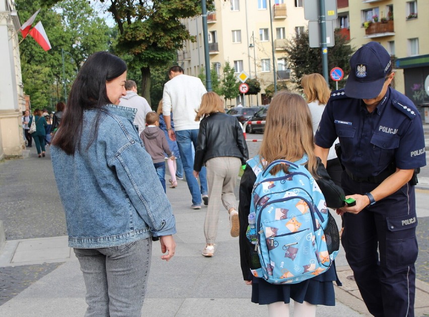 Policjanci dbają o bezpieczeństwo dzieci.