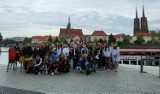 Uczniowie kazimierskiej „trójki” na dwudniowej wycieczce we Wrocławiu. Szukali między innymi tamtejszych krasnali… Zobaczcie zdjęcia