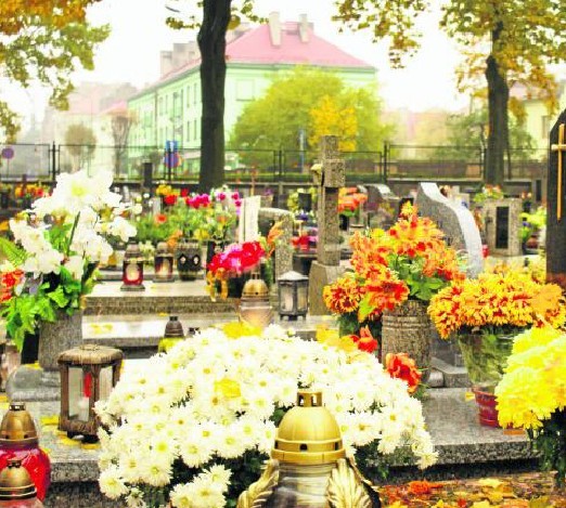 Na cmentarzu parafialnym w Lublińcu od kilku dni płoną liczne znicze, a ludzie przynoszą kwiaty.