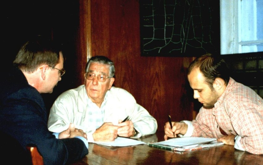 Autor (z prawej) w rozmowie z merem Noyelles Fernandem...