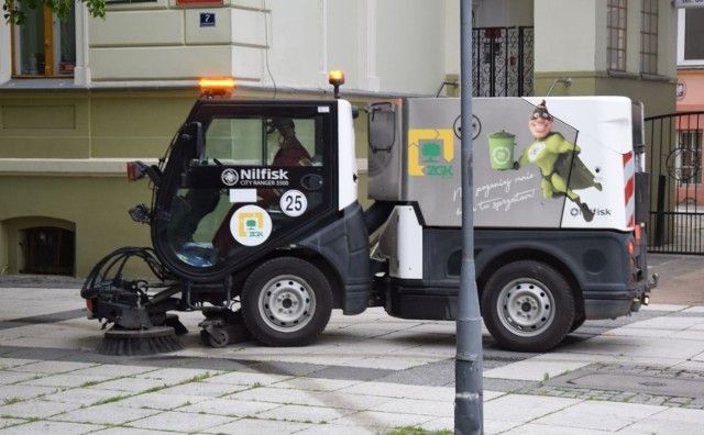 Zielona Góra, maj 2020 r. Porządki po zimie na zielonogórskim deptaku.