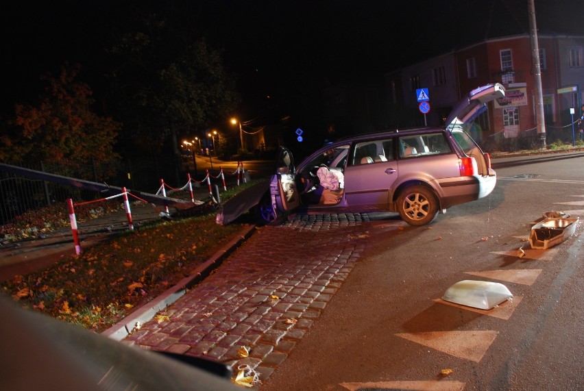 Kwidzyn: Samochód uderzył w latarnię [ZDJĘCIA]