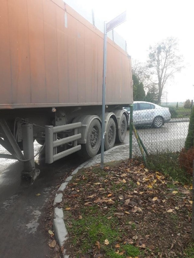 - Wójt utrudnia pracę rolnikom!  I zagrodził mi dojazd na pole - mówi Marek Ostrowski z Wabcza, który w Wierzbowie dzierżawi grunt i uprawia buraki. - To nieprawda - odpowiada wójt Jakub Kochowicz.