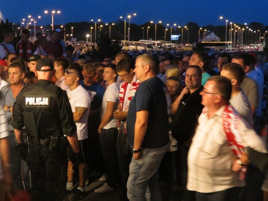 Wrocław: Tłumy kibiców pod stadionem. Zamieszki pod kasami (ZDJĘCIA)