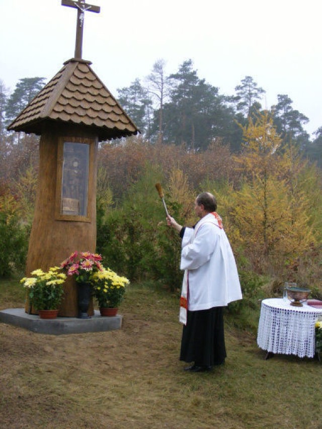 Poświęcenie kapliczki przez proboszcza parafii Orle, ks. Tadeusza Szczepaniaka.