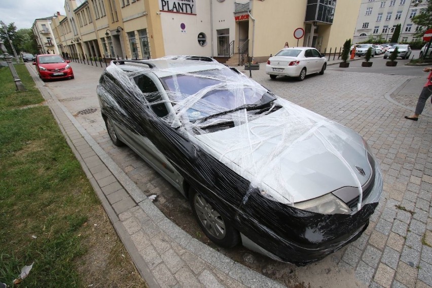 Porzucony samochód w centrum Kielc. Zobacz jak ludzie "ukarali" właściciela