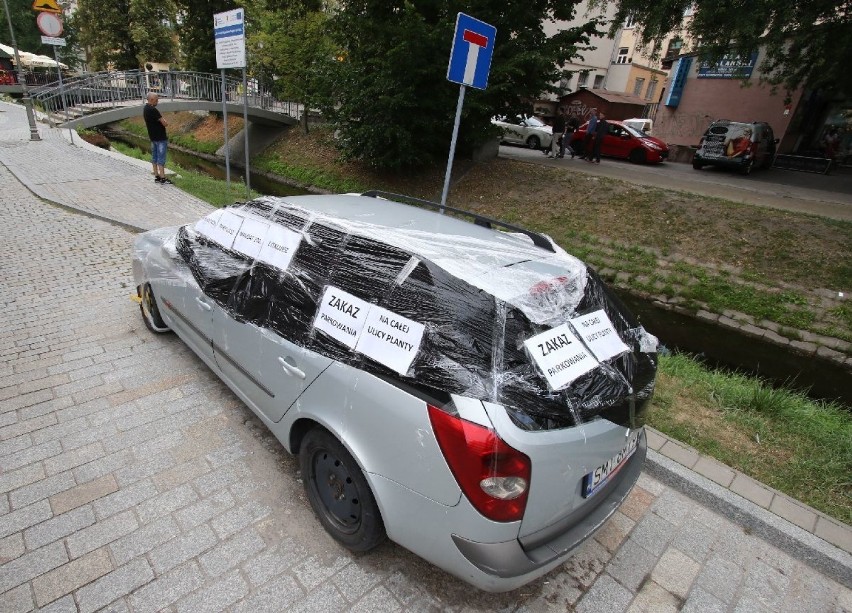 Porzucony samochód w centrum Kielc. Zobacz jak ludzie "ukarali" właściciela