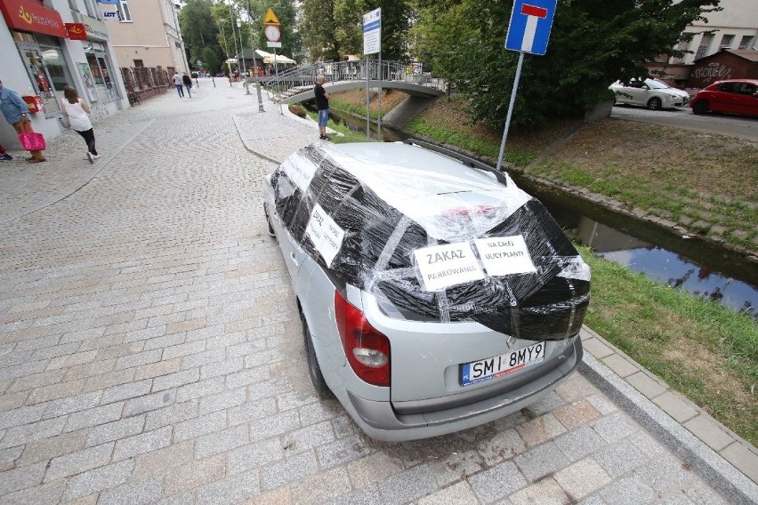 Porzucony samochód w centrum Kielc. Zobacz jak ludzie "ukarali" właściciela