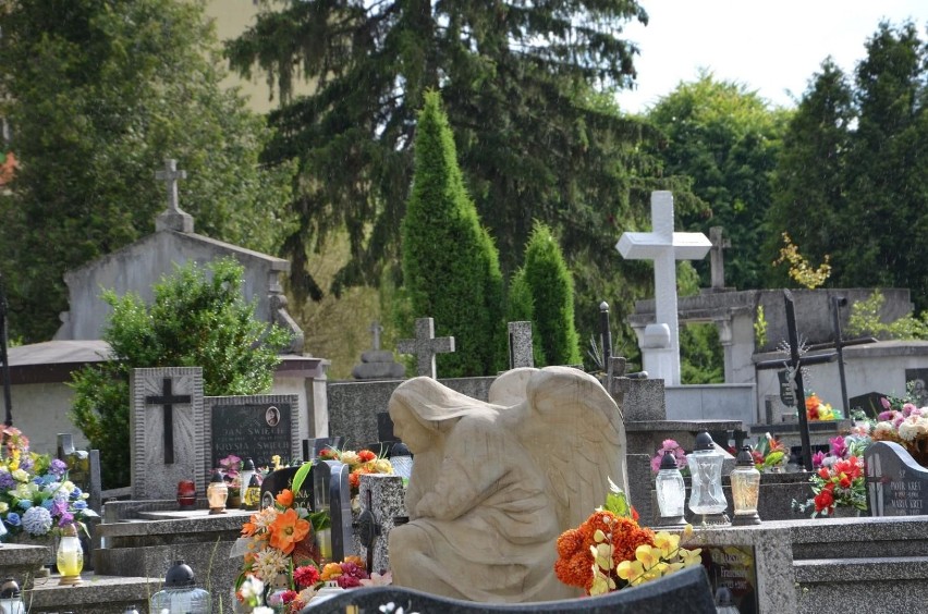 Gorlice. Na cmentarzu parafialnym  przez 236 lat  spoczęło dziesięć pokoleń gorliczan. Pierwsze pochówki odbyły się latem 1874 roku