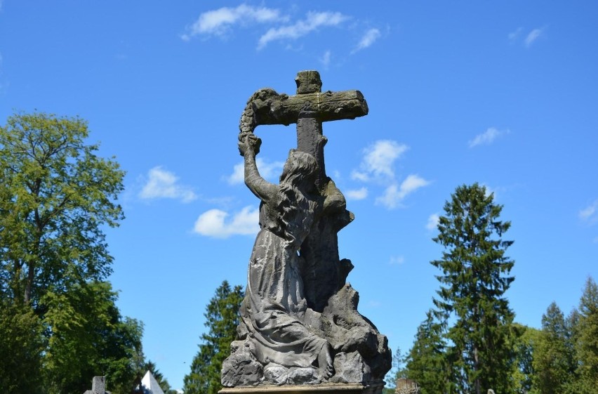 Gorlice. Na cmentarzu parafialnym  przez 236 lat  spoczęło dziesięć pokoleń gorliczan. Pierwsze pochówki odbyły się latem 1874 roku