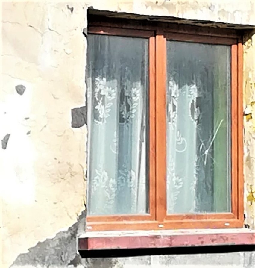 Tak wyglądają okna jednego z domów przy ulicy Miechowskiej w...