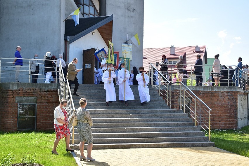 Podczas procesji eucharystycznej wierni przeszli ulicami...