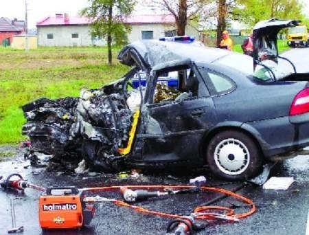 Kierowca opla zmarł, zanim strażacy wyciągnęli go z wraku auta.  Fot. Michał Gigołła