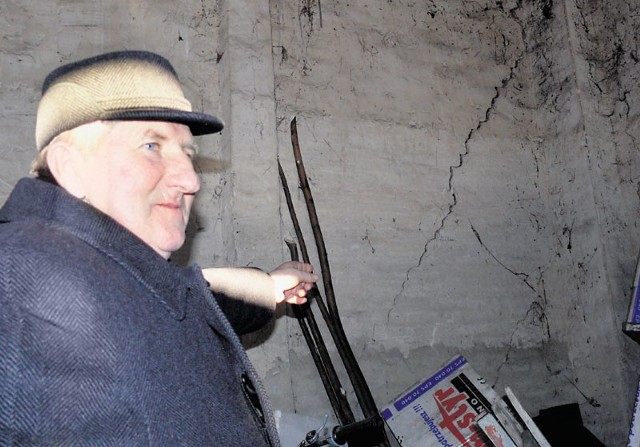 Czesław Pabich mówi, że będzie musiał od nowa postawić uszkodzone ściany stodoły