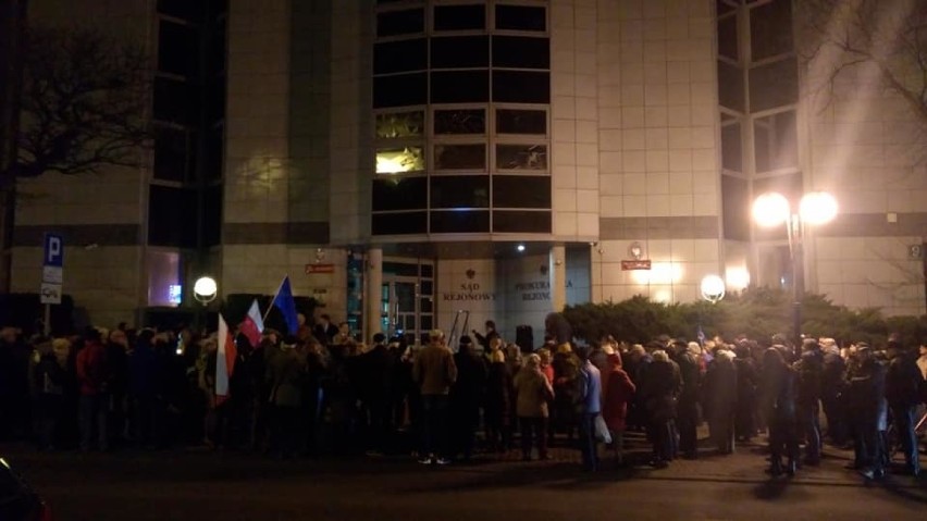 Protest w obronie sądów w Tomaszowie Maz. Przed sądem rejonowym protestowało około stu osób [ZDJĘCIA]