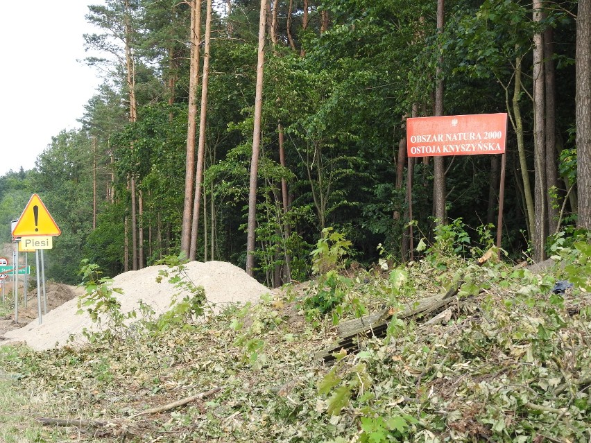 Ruszyła przebudowa drogi w Studzieńczynie, gm. Janów. Niebezpieczna górka zostanie "ścięta" (zdjęcia)