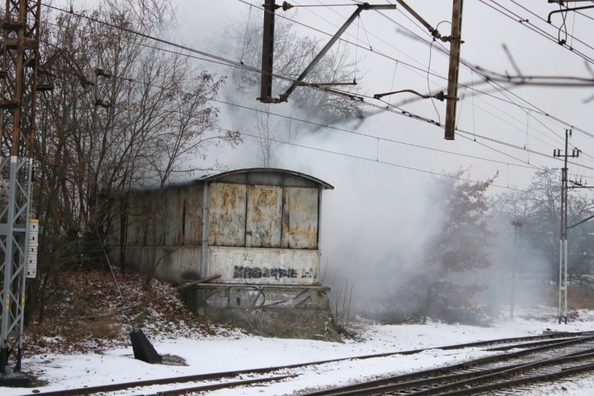 Pożar nieczynnego tunelu pod torowiskiem w Głogowie. To miejsce koczowania bezdomnych