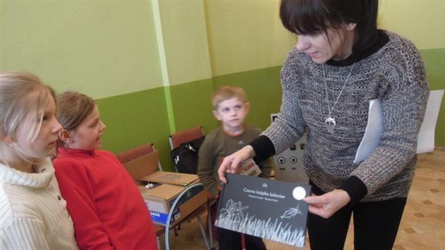 Dorota Burzyńska prezentuje „Czarną księgę kolorów”.