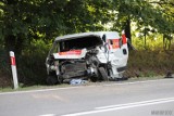 Wypadek na DK 45 w Żużeli pod Krapkowicami. Zginął konwojent Poczty Polskiej, drugi w szpitalu