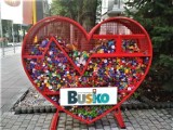 Wielkie, czerwone serce w Busku - Zdroju napełnia się w ekspresowym tempie. Mieszkańcy codziennie dokładają zakrętek ZDJĘCIA