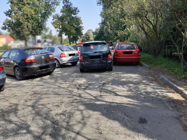 Parking przy szpitalu Kopernika jest w fatalnym stanie, zbyt mały w stosunku do potrzeb i z nieuporządkowanymi miejscami