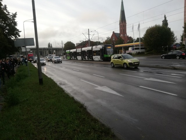 Tramwaj linii 7 zderzył się na ul. Energetyków w Szczecinie z samochodem osobowym