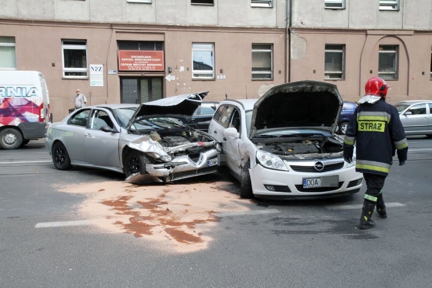 Opel i alfa romeo zderzyły się na ul. Traugutta (ZDJĘCIA)