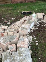 Zniszczona zabytkowa brama i ogrodzenie cmentarza. Skandal w szczecińskich Żydowcach