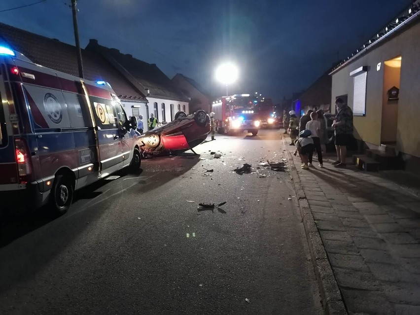Na ulicy Koźmińskiej w Dobrzycy samochód osobowy uderzył w...