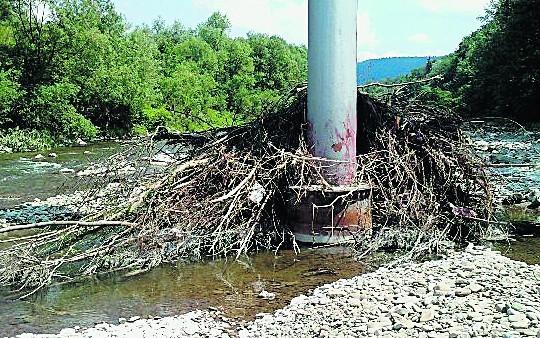 Cuchnące nieczystości zatrzymały się na filarze mostu. Zdjęcie przysłała nam nasza Czytelniczka