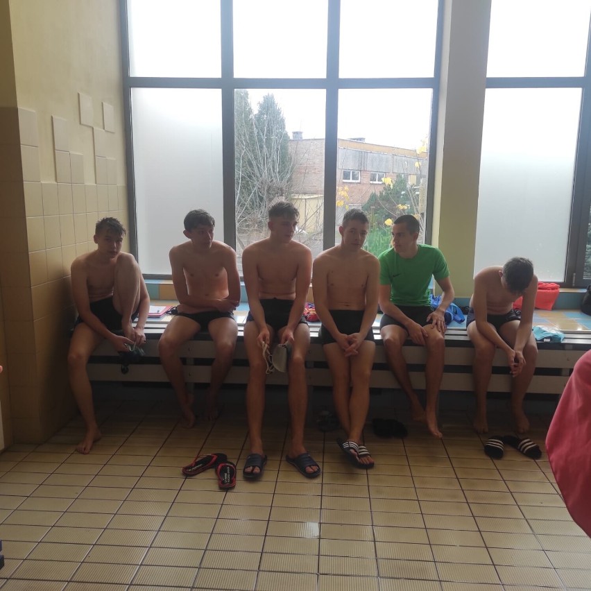 Reprezentacje wieluńskich szkół w półfinale mistrzostw województwa w pływaniu. Na podium I LO