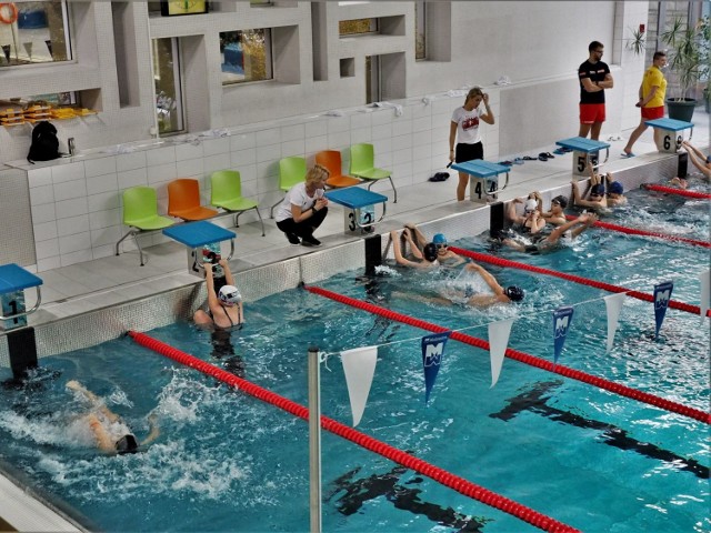 W poniedziałek oficjalnie otwarto wyremontowany basen przy ulicy Głowackiego w Koszalinie.