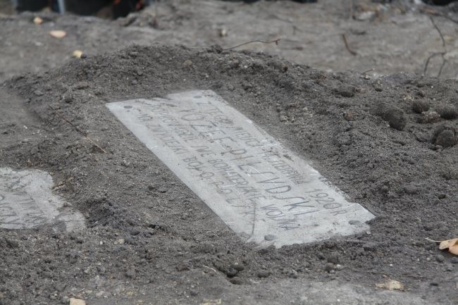 Dęblin: Odkopali zaginiony pomnik (ZDJĘCIA)
