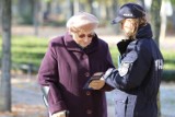 Niebawem Dzień Babci i Dziadka. Policjanci ostrzegają przed oszustami, którzy wykorzystują metodę "na wnuczka" 