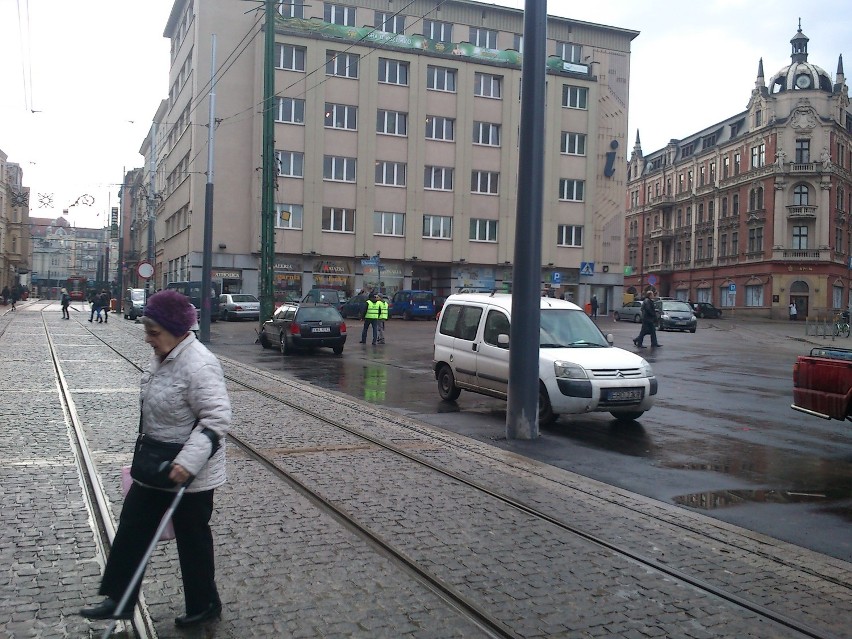 Rynek w Katowicach do 2014 będzie zalany asfaltem. Już stał się idealnym parkingiem w centrum
