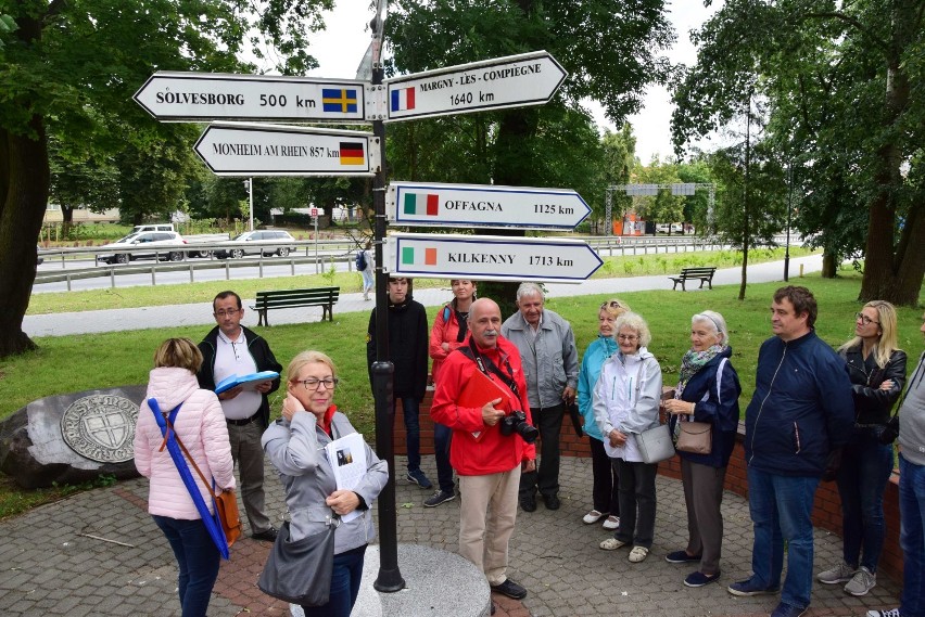 Malbork. Pierwszy spacer z przewodnikiem PTTK po mieście [ZDJĘCIA]. Przeszli szlakiem pomników