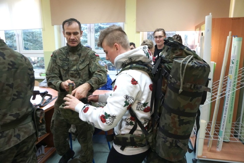Żołnierze z 16. Jarocińskiego Batalionu Remontu Lotnisk odwiedzili Szkołę Podstawową w Białobłotach