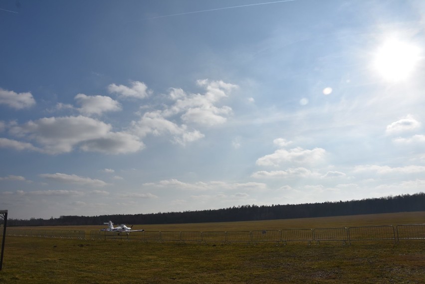 Tragedia na lotnisku w Rybniku. Motoparalotniarz spadł na płytę lotniska w Gotartowicach