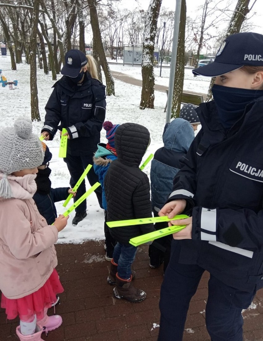 Pruszcz Gdański. Podczas ferii policjanci rozdają dzieciom odblaski. Będą bezpieczniejsze na drodze