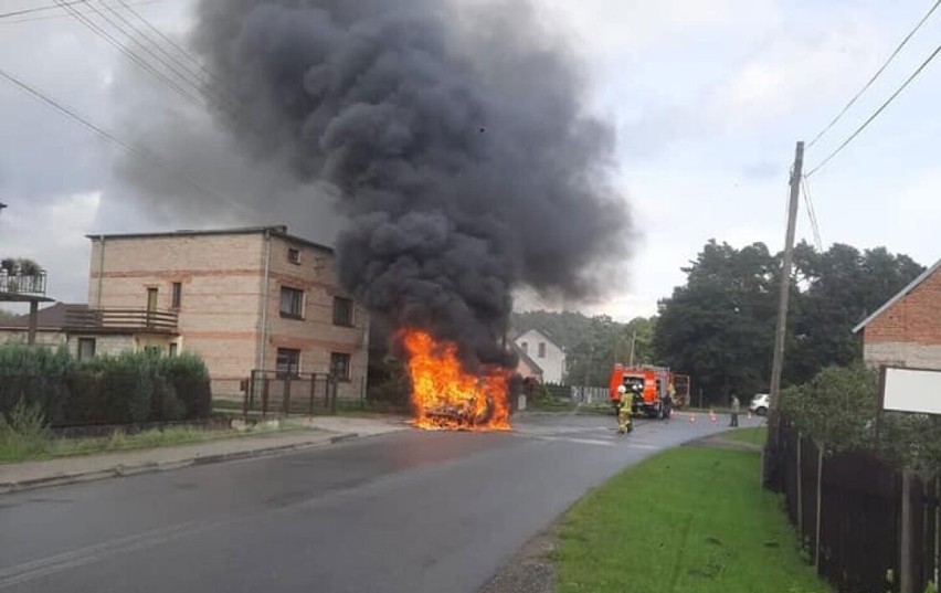 Pożar w Kośmidrach. Na jednej z ulic samochód stanął w płomieniach - ZDJĘCIA