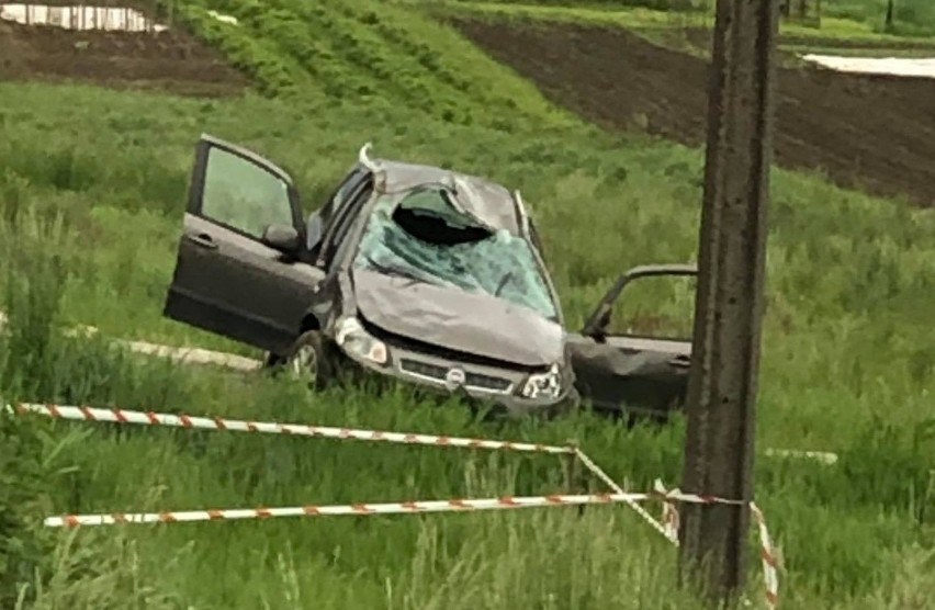 Wypadek w miejscowości Bachórzec. 67-letni kierowca dachował fiatem w rowie [ZDJĘCIA]