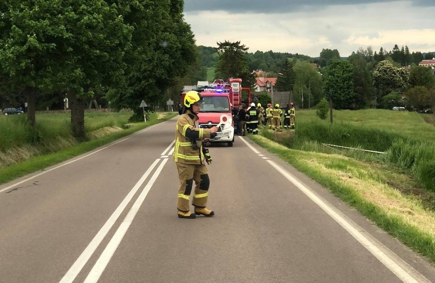 Wypadek w miejscowości Bachórzec. 67-letni kierowca dachował fiatem w rowie [ZDJĘCIA]