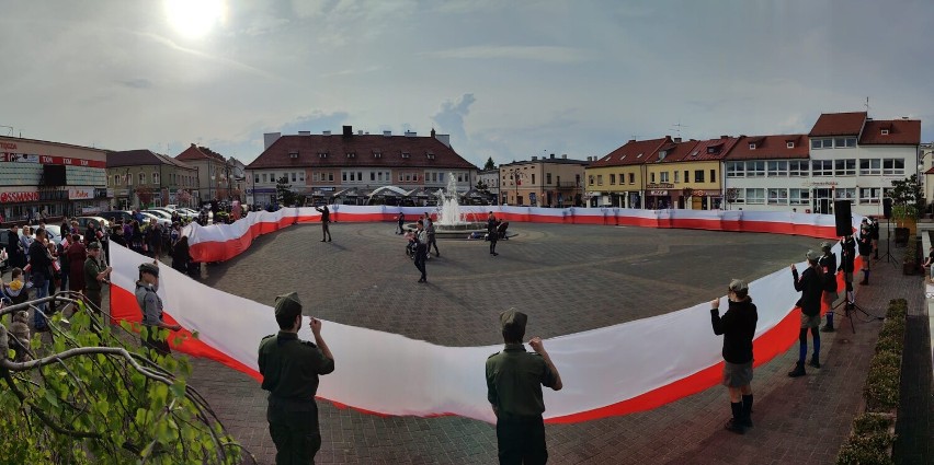 Wieluń uczcił Dzień Flagi. Pikniku nie było ze względu na pogodę, ale harcerze jak zwykle nie zawiedli