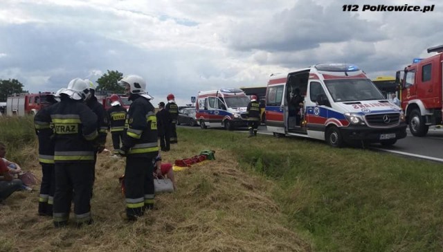 Osiem osób rannych w wypadku autobusu i osobówki