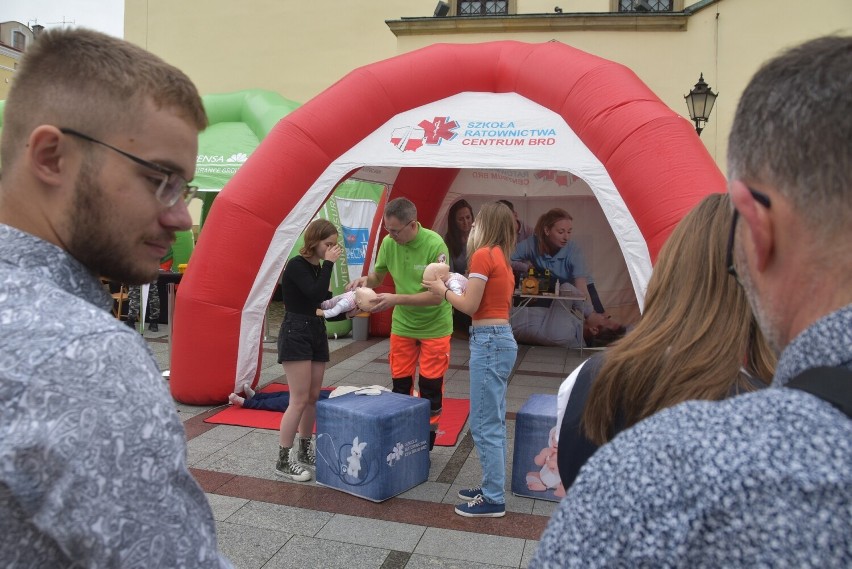 Edukacja poprzez zabawę. Piknik na Rynku w Tarnowie na inaugurację ogólnopolskiej akcji „Bezpieczna Autostrada”