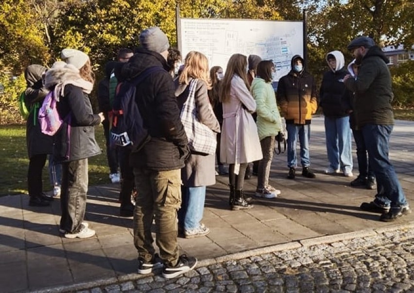 Uczniowie wzięli udział w lekcji żywej historii w Muzeum Stutthof