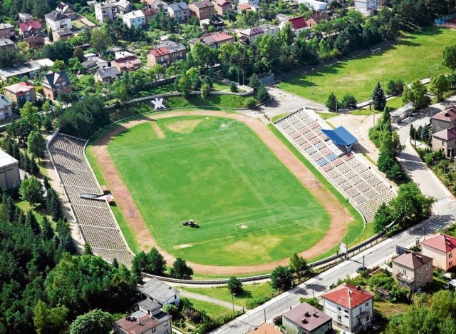Stadion w Bukownie na 10 tys. miejsc gotowy był w 1972 r. Do teraz zostało 1000 krzesełek na wschodniej trybunie. Druga jest zamknięta